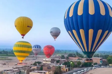 воздушный шар в Луксоре из Хургады на фоне Карнакского храма